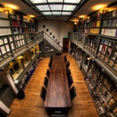 Астрономическата библиотека на университета в Утрехт пази и някои исторически астрономически инструменти.