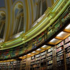 Парабола се нарича читалнята в Британската библиотека. Това е родното място на Манифеста на комунизма.