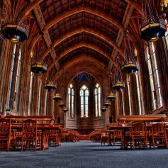 Библиотеката Сузало на Университета "Вашингтон" в Сиатъл. Построена е през 1926г. с готически интериор.